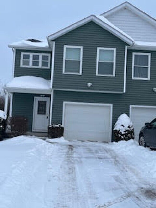 Building Photo - 487 Sparrow Way