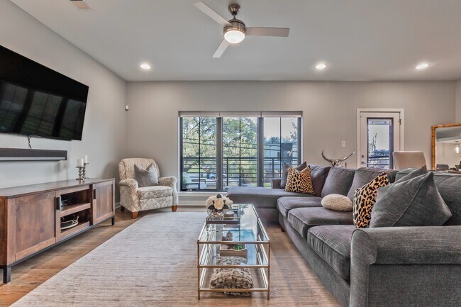Building Photo - Stylish 2BR/2.5BA Townhome in Prime East Dallas – Attached Garage, Unbeatable Location