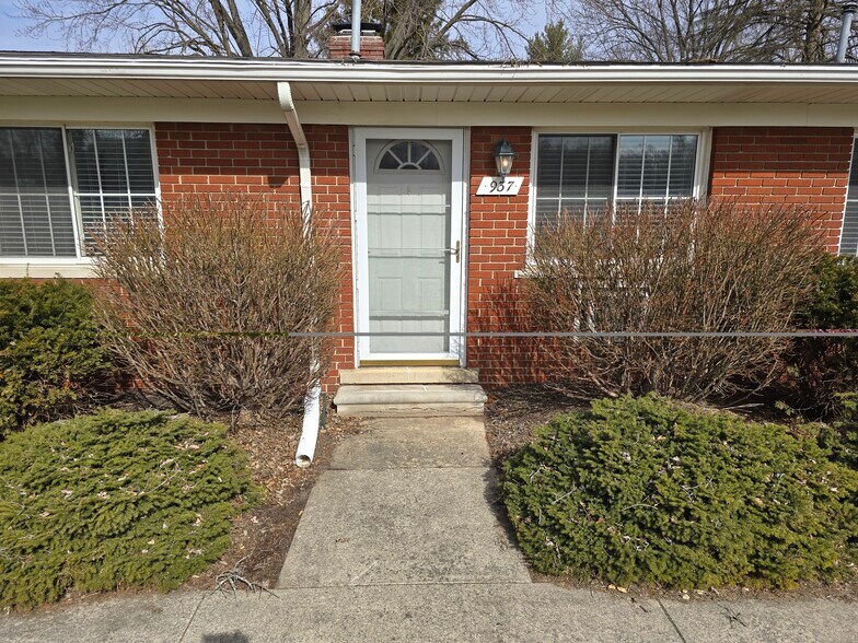 Building Photo - 935 E Huron River Dr