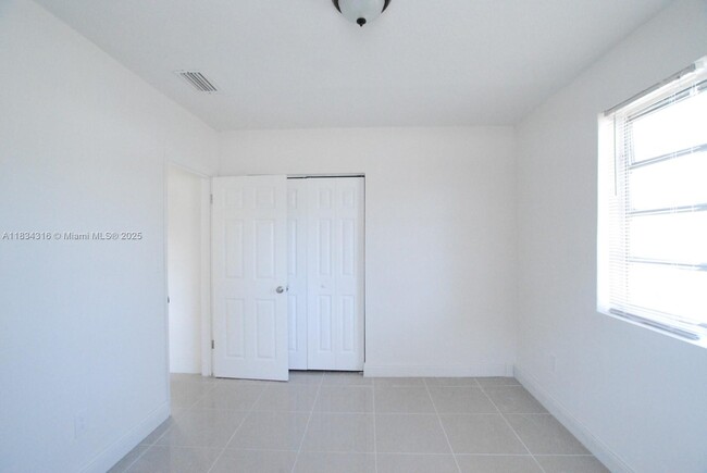 Building Photo - 3110 SW 33rd Ave