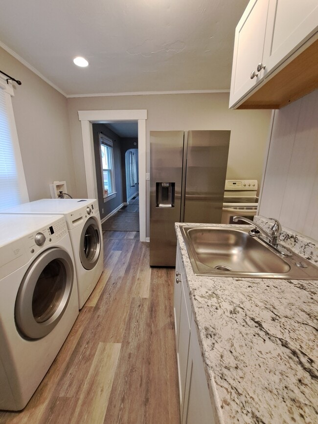 Building Photo - 120 S Monmouth St