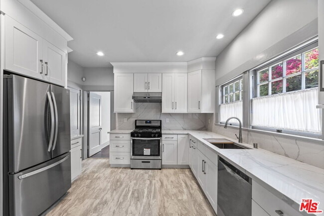 Building Photo - 344 S Kingsley Dr