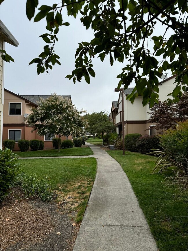 Building Photo - Adorable 2-bedroom 1 full bath and 1 car garage available now