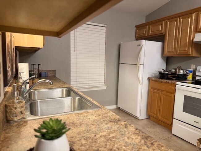 Building Photo - 1833 Sundown Dr