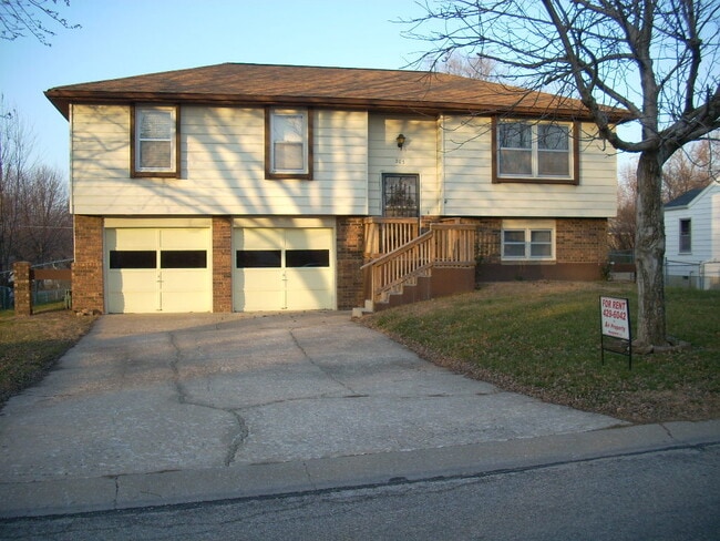 Primary Photo - 203 Larkin Ave
