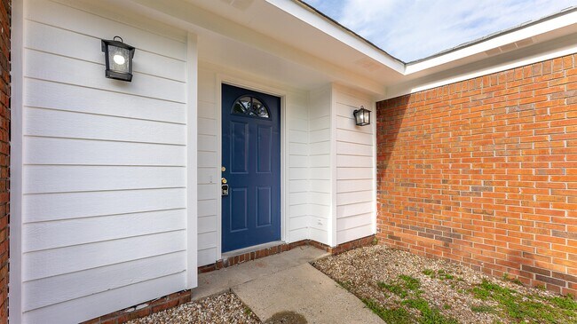 Building Photo - 6806 Cove Cir
