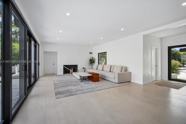 Building Photo - 5661 Pine Tree Dr