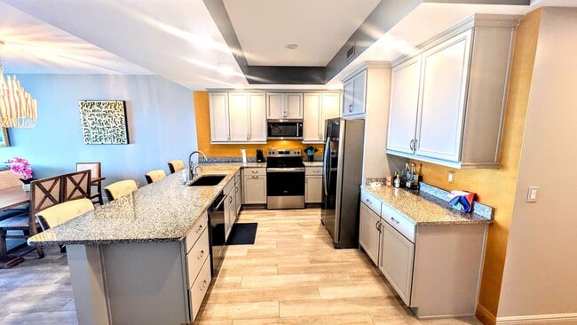 Building Photo - Annual Turnkey 3/3 penthouse on waterfront...