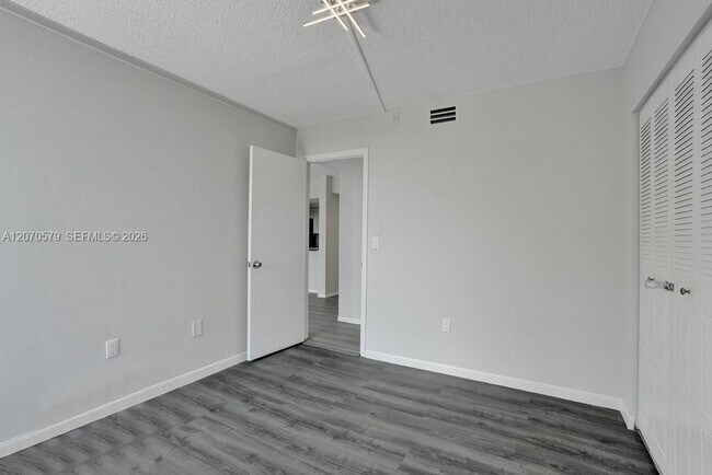 Building Photo - 1101 River Reach Dr