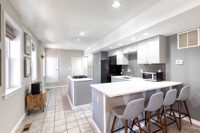 Building Photo - 447 Gittings St