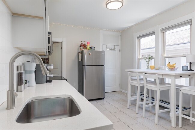 Building Photo - 420 E 6th St