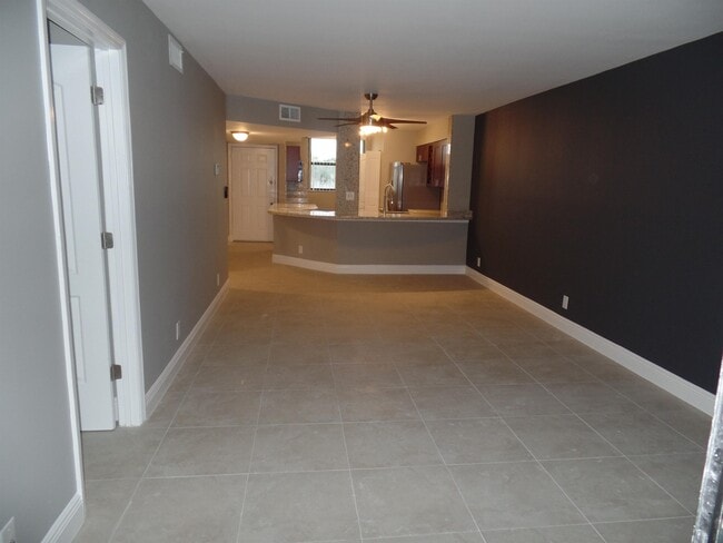 Building Photo - 118 Lake Emerald Dr