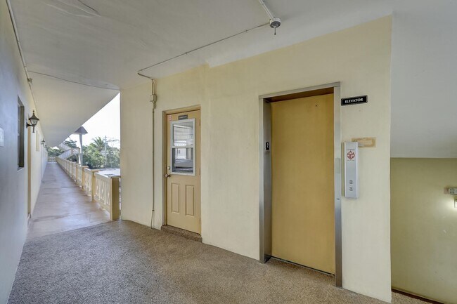Building Photo - 5111 W Oakland Park Blvd