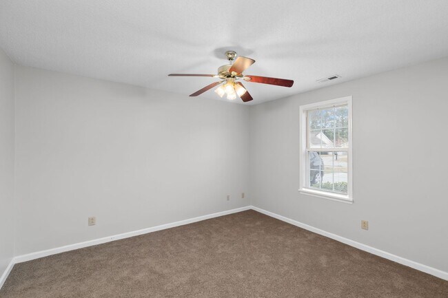 Building Photo - 3 Bedroom 2 Bathroom Home