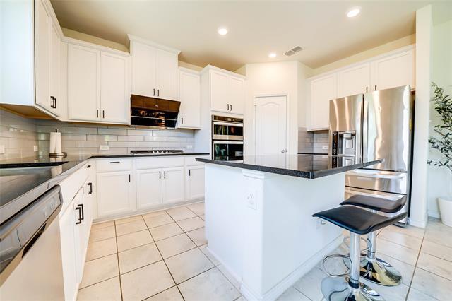 Building Photo - 405 Club House Dr