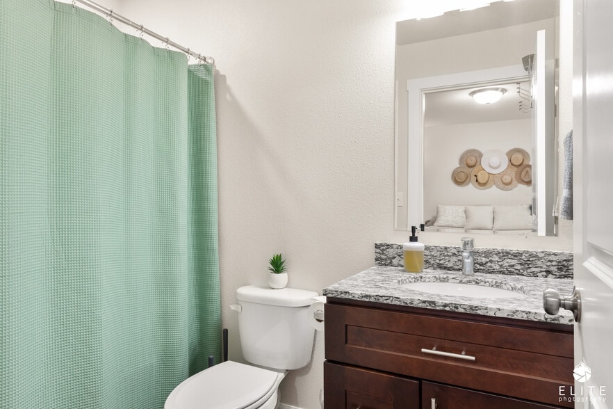 Building Photo - 920 W Wilder Ave