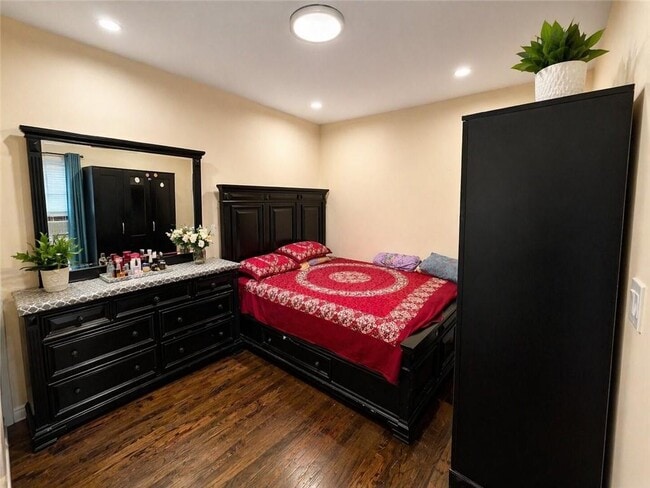 Building Photo - 284 E 39th St