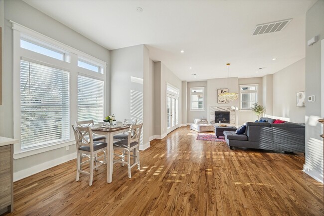 Building Photo - 1003 E 28th St