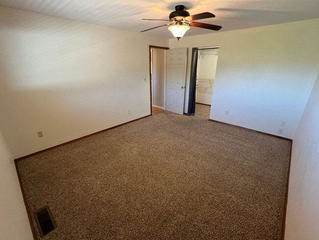 Building Photo - Spacious 3 bed/2 bath home with RV/Boat parking, shop and storage shed, a/c, deck with VIEWS and ...