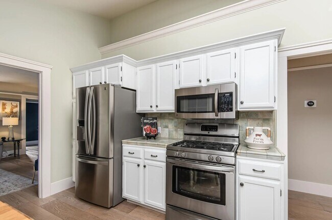 Building Photo - Updated 3BD/2BA Menlo Park Home with French Oak Floors + Bonus Room