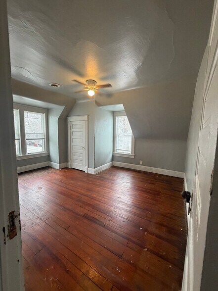 Building Photo - 616 W 6th St