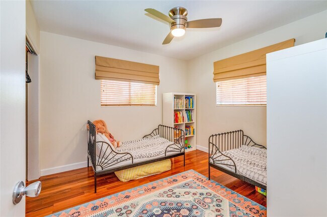 Building Photo - 1512 E Hawthorne Cir