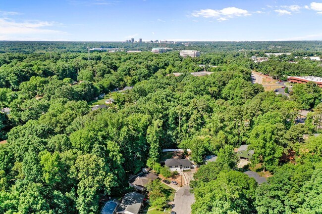 Building Photo - Gorgeous 3 Bedroom, 2 Bath Split-level home in Brentwood - High-end Renovation, Pet Friendly!