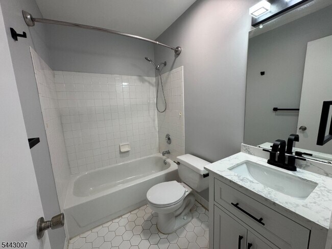 Building Photo - 3811 Bloomingdale Dr