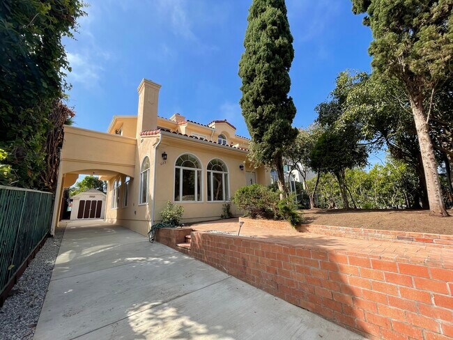 Primary Photo - 623 Palisades Ave