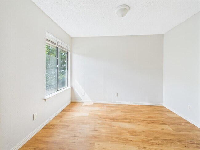 Building Photo - 9520 Quail Village Ln