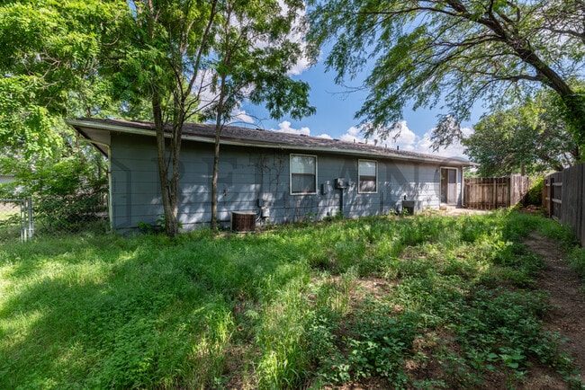 Building Photo - 1318 Peach Ave