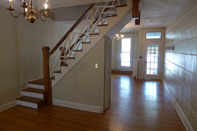 Building Photo - 2934 Huntingdon Ave