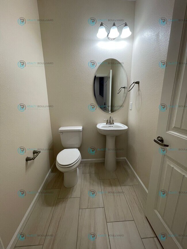 Building Photo - 3-Bedroom 2.5 Bathroom 2 car garage Condo in Carson City