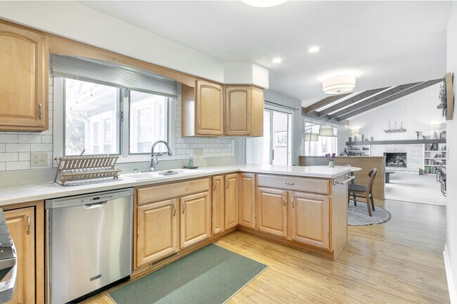 Building Photo - Fully Furnished 5 Bedroom 2.5 Bathroom in Madison, WI