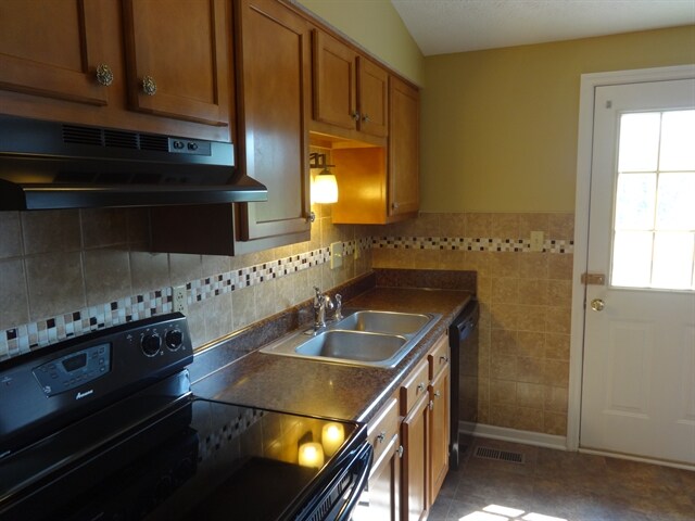 Building Photo - 2400 Warfield Dr