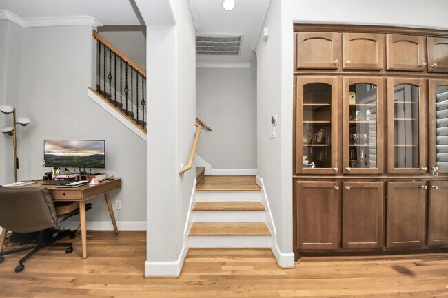 Building Photo - ? Live the Montrose Lifestyle! ?