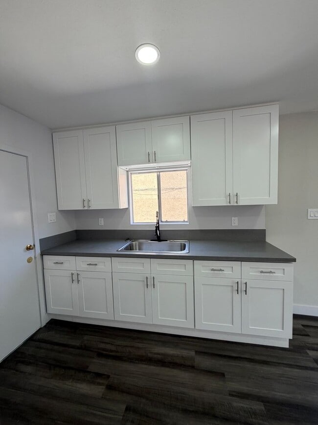 Building Photo - 601 W 94th St