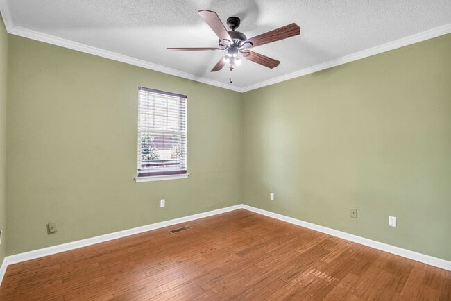 Building Photo - Beautiful Red Bank Home!
