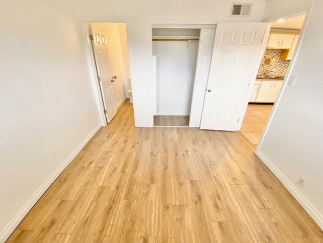 Building Photo - ADORABLE 1 BEDROOM 1 BATHROOM CONDO!