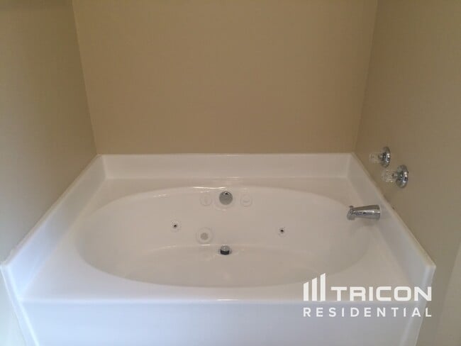 Building Photo - 708 Leedsfield Ct