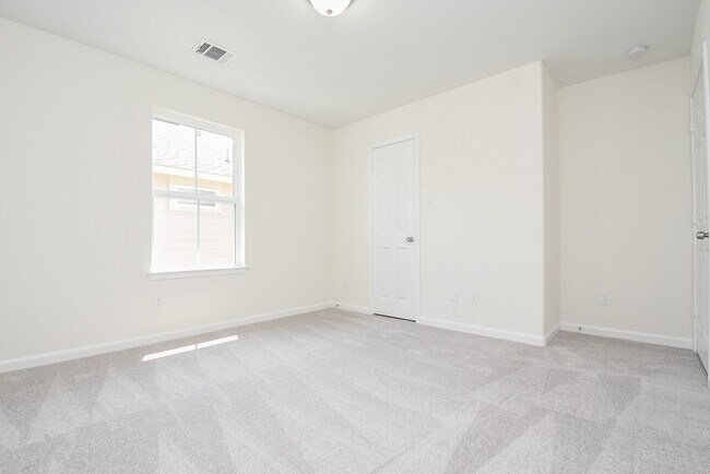 Building Photo - 2819 Topiary Ln