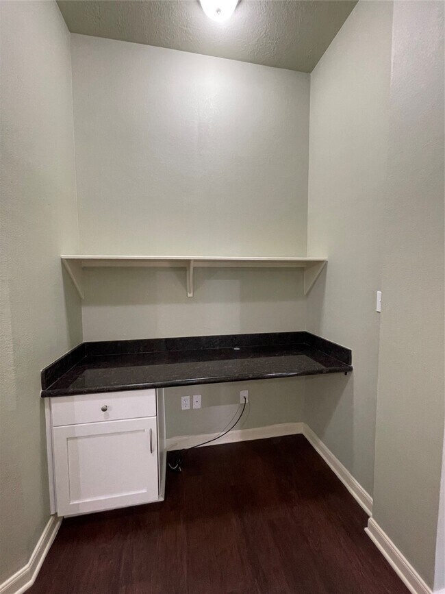 Building Photo - 951 Oak Terrace Dr