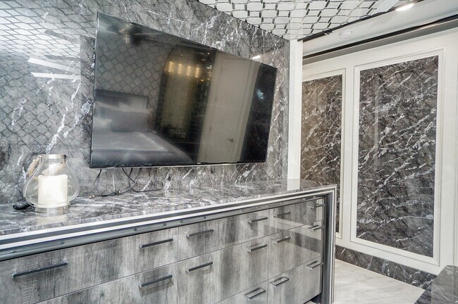 Building Photo - 5711 Sugar Hill Dr