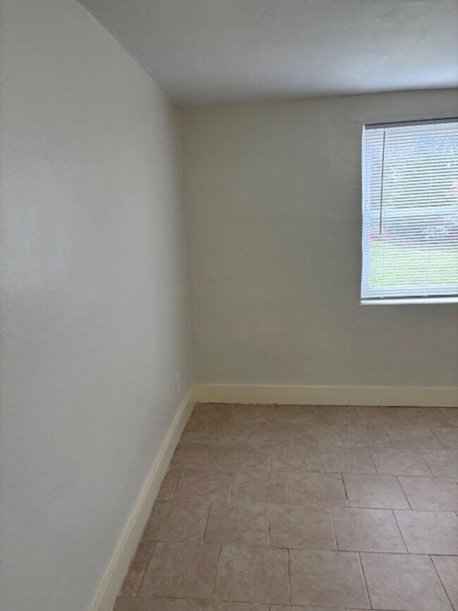 Building Photo - 1420 Marguerite Ave