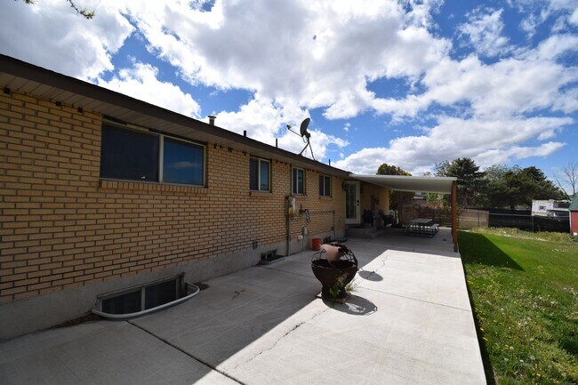 Building Photo - Updated 5 Bed West Valley Gem with Great Layout & Outdoor Living Space!!