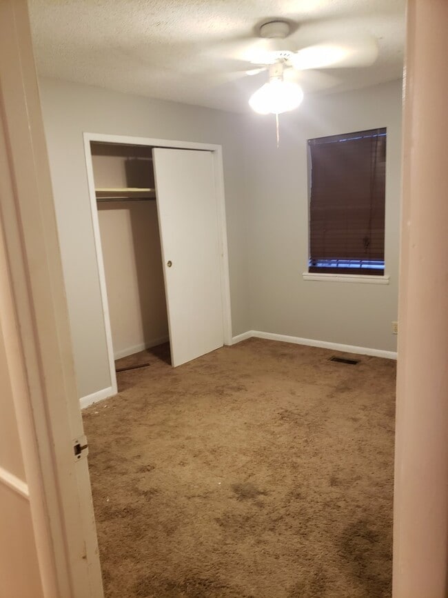 Building Photo - 3 bedroom/2 bath