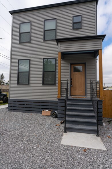 Building Photo - 2402 Bartholomew St