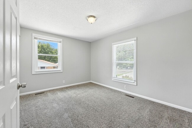 Building Photo - Spacious 3 bedroom home with finished base...