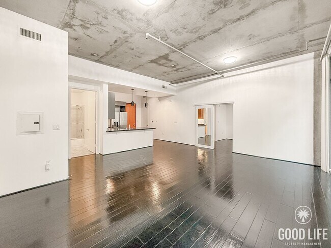 Building Photo - SD: Modern 1BR/2BA Condo with 2 Parking Spaces in Downtown San Diego!