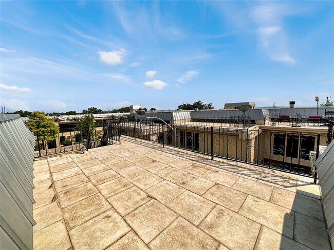 Building Photo - 5920 Lago Vista Way